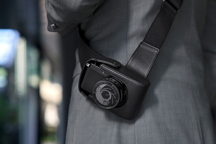 Leica D-Lux 7 007 Edition ima kožnu futrolu u stilu elegantne torbice